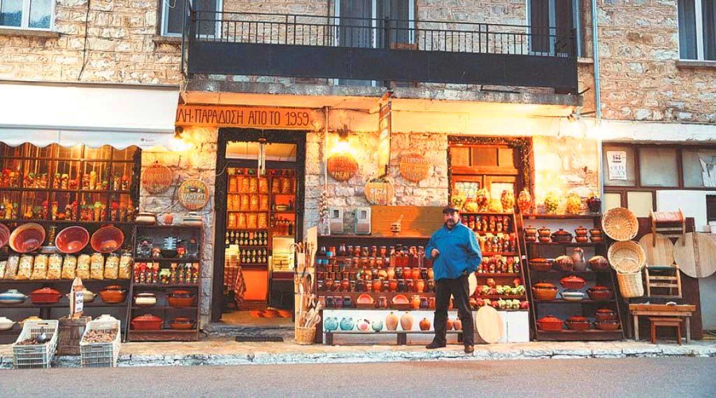 Στον Γαύρο, οικισμό του Μεγάλου χωριού μέσα από τον οποίο περνά ο κεντρικός δρόμος Καρπενησίου-Προυσού, θα βρείτε καταστήματα με τουριστικά εμπορεύματα, αλλά και τοπικά προϊόντα